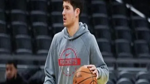 中国男篮小组赛首战告捷，领先晋级亚洲杯正赛，半程目标已达成。